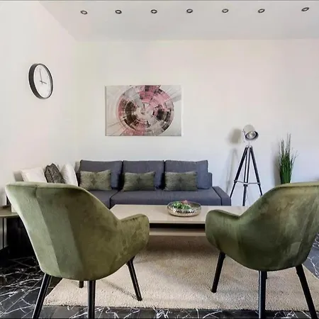 4 Bedroom Penthouse In Center Of *