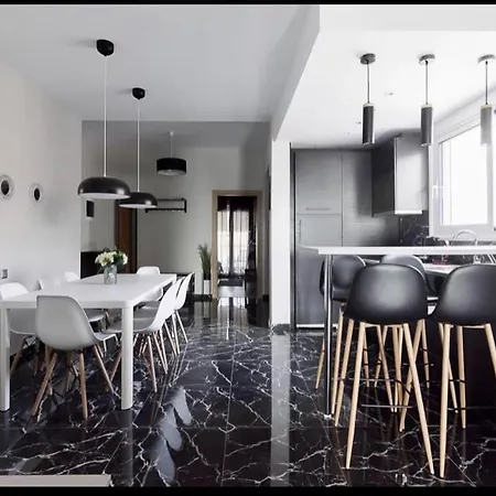 Apartment 4 Bedroom Penthouse In Center Of *