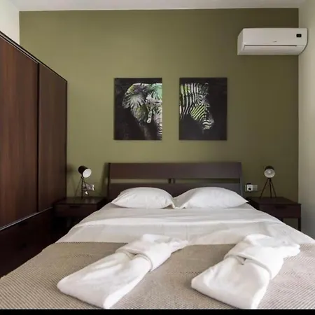 4 Bedroom Penthouse In Center Of *