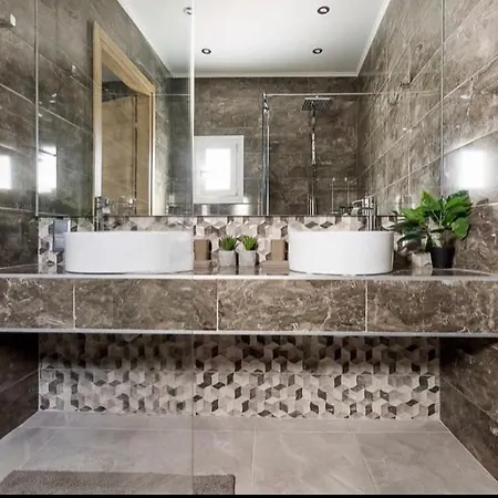 Apartment 4 Bedroom Penthouse In Center Of *