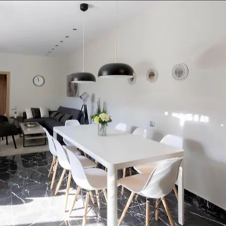Apartment 4 Bedroom Penthouse In Center Of *